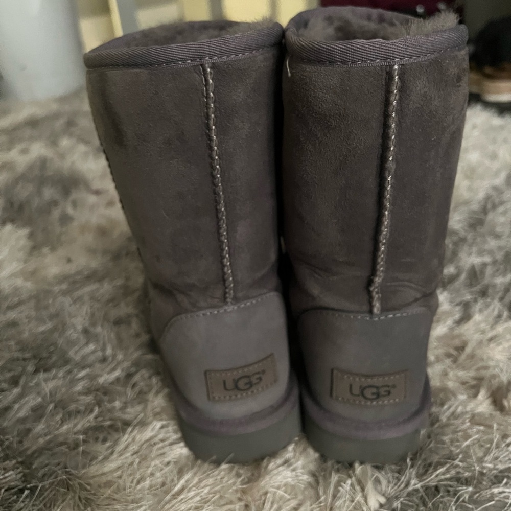 UGGS - Picture 3 of 8